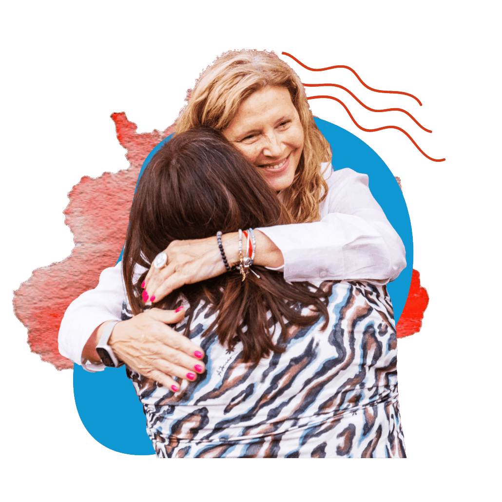 Gabriela Pedrali abrazando a una mujer